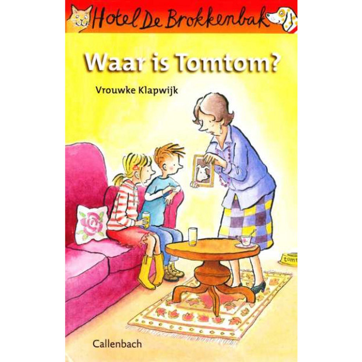 Boekomslag 'Waar is Tomtom?'. Een vrouw toont een foto van een hond aan twee kinderen in een woonkamer.