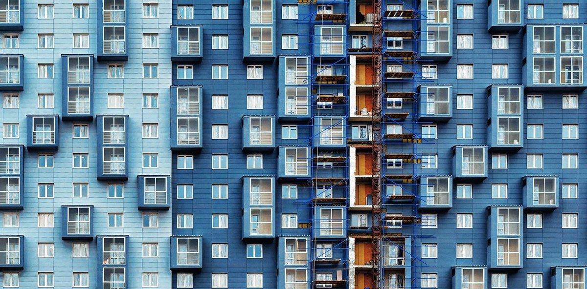 Schilderij - flatgebouw - blauw - Collectie rhythm of the city - Dibond wit - 98x48cm