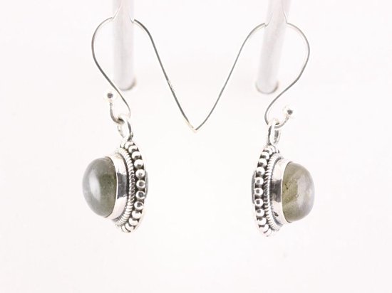 Boucles d'oreilles rondes en argent finement travaillées avec labradorite