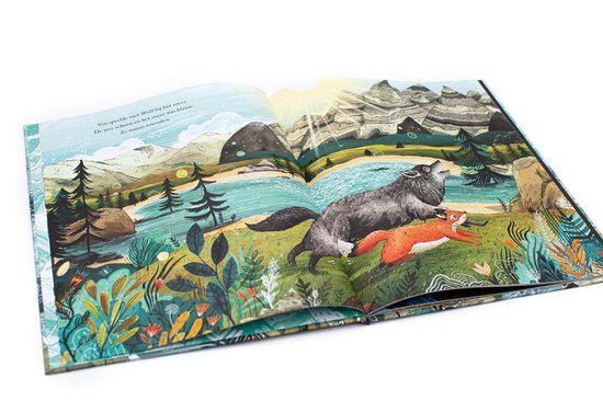 Open kinderboek met illustratie van een grijze wolf die rent naast een oranje vos, met bergen en water op de achtergrond. Tekst 'Vos speelde met Wolf bij het meer...'.