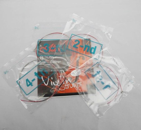 Vier verpakkingen met vioolsnaren. Een label toont 'Alice A705 Violin Strings' met specificaties. De andere labels tonen 1-st, 2-nd, 3-rd, 4-th.