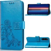 Voor Sony Xperia 5 vierbladige gesp reliÃ«f gesp mobiele telefoon bescherming lederen tas met lanyard & kaartsleuf & portemonnee & beugel functie (blauw)