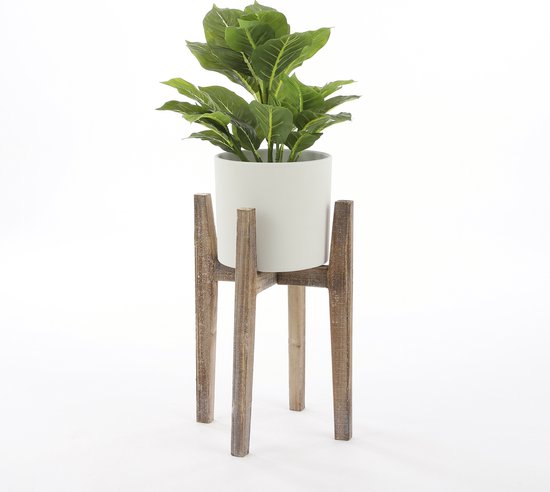 Groene kunstplant in een lichte ronde pot, geplaatst op een houten standaard.