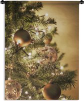 Wandkleed Kerst - Een kerstboom met kleurrijke kerstballen Wandkleed katoen 90x120 cm - Wandtapijt met foto