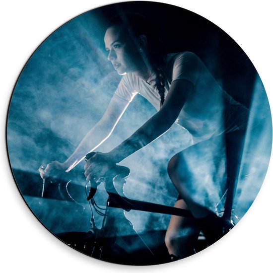 Dibond Wandcirkel - Fietsende Vrouw met Blauwe Lampen en Rook - 30x30cm Foto op Aluminium Wandcirkel (met ophangsysteem)