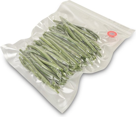 Un sac sous vide rempli de haricots verts. Le sac a une valve rouge et est scellé hermétiquement.