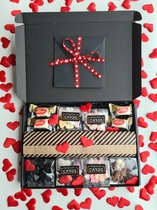 Mystery Card Love Box - Box met veel lekkers, een Liefdeskaart met geheime boodschap en een liefdevol kado