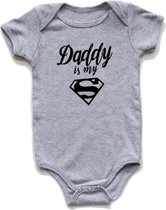 Baby rompertje grijs met tekst Daddy is my Superman. 0-6 maanden. Kraamcadeau jongen dochter zoon meisje