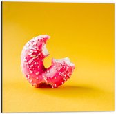 Dibond - Afgehapte Donut - 50x50cm Foto op Aluminium (Wanddecoratie van metaal)