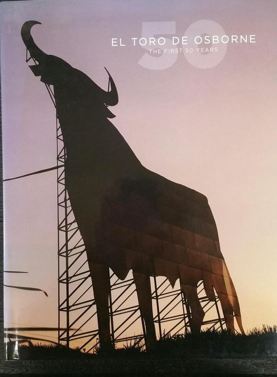 El Toro de Osborne, silhouet van een stier op een metalen constructie bij zonsondergang. De tekst luidt 'EL TORO DE OSBORNE THE FIRST 50 YEARS'.