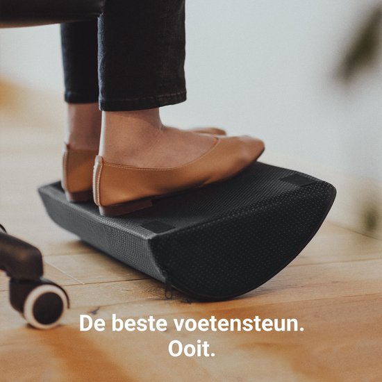 Zwarte ergonomische voetensteun met antislip textuur. Voeten met platte schoenen rusten erop. De tekst zegt 'De beste voetensteun. Ooit.'