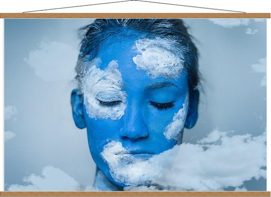 Schoolplaat – Blauwkleurige Vrouw in de Wolken - 120x80cm Foto op Textielposter (Wanddecoratie op Schoolplaat)