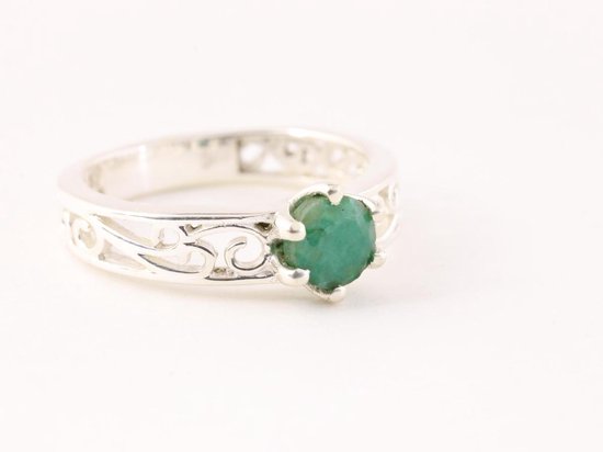 Fijne opengewerkte zilveren ring met smaragd - maat 18.5