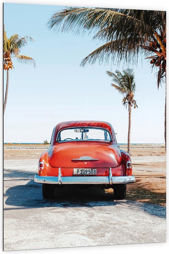 Dibond - Rode Auto onder de Palmbomen op het Strand - 100x150cm Foto op Aluminium (Met Ophangsysteem)