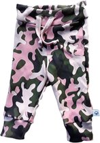 Broekje roze camouflage  kleur. 50/56