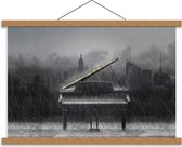 Schoolplaat – Piano met Uitzicht op Gebouwen in de Regen (zwart/wit) - 60x40cm Foto op Textielposter (Wanddecoratie op Schoolplaat)