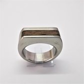 Elegant edelstaal geborsteld ring middenin met bruin hout, deze prachtig zeer chique ring past alle gelegenheid en elke outfit in maat 20.