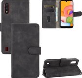 Voor Samsung Galaxy A01 (wereldwijde versie) Effen kleur Huidgevoel Magnetische gesp Horizontale flip-kalftextuur PU lederen tas met houder & kaartsleuven & portemonnee (zwart)