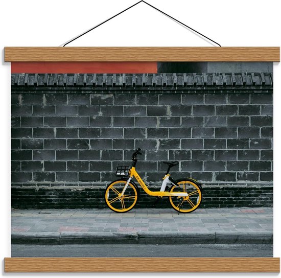 Schoolplaat – Gele Fiets tegen Stenen Muurtje - 40x30cm Foto op Textielposter (Wanddecoratie op Schoolplaat)