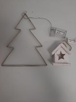 Figuur van een kerstboom met licht en een kersthuisje
