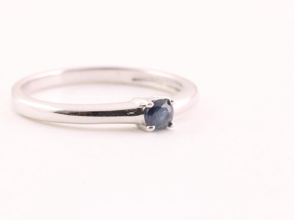 Fijne hoogglans zilveren ring met blauwe saffier - maat 16.5