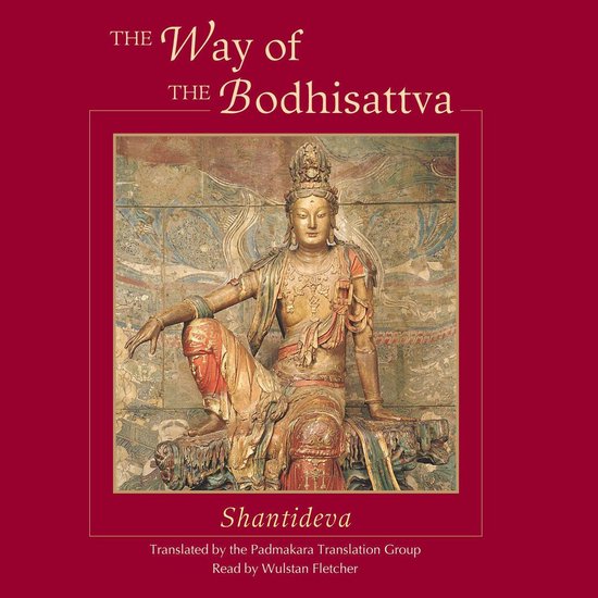 Een Boeddhabeeld van goudkleurig hout, zittend met gekruiste benen. Tekst: 'THE Way of THE Bodhisattva Shantideva'.