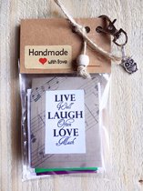 Thee cadeau met de tekst ''Live well Laugh often Love much", met sleutelhanger en bedeltje, 4 verschillende theezakjes, lief kadootje, theekado