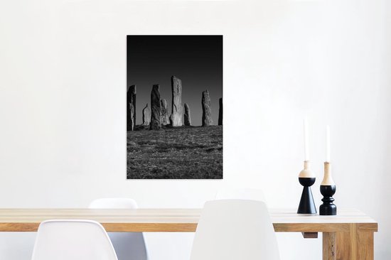 Canvas Schilderij Een zwart-wit foto van de eeuwenoude Calanais Standing Stones in Europa - 60x90 cm - Wanddecoratie