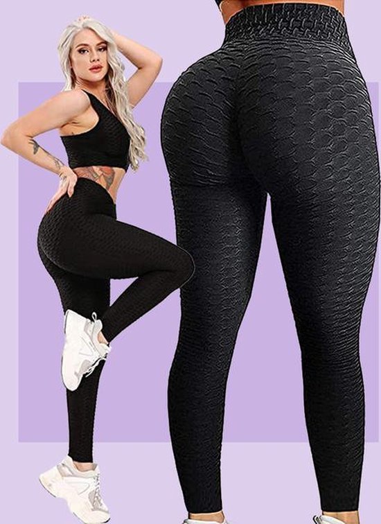 Model in zwarte sportset met wafeltextuur, inclusief legging met hoge taille die het figuur accentueert.