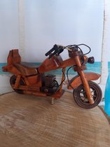 Motor beeldje motor handgemaakt van hout   16x24x7 cm