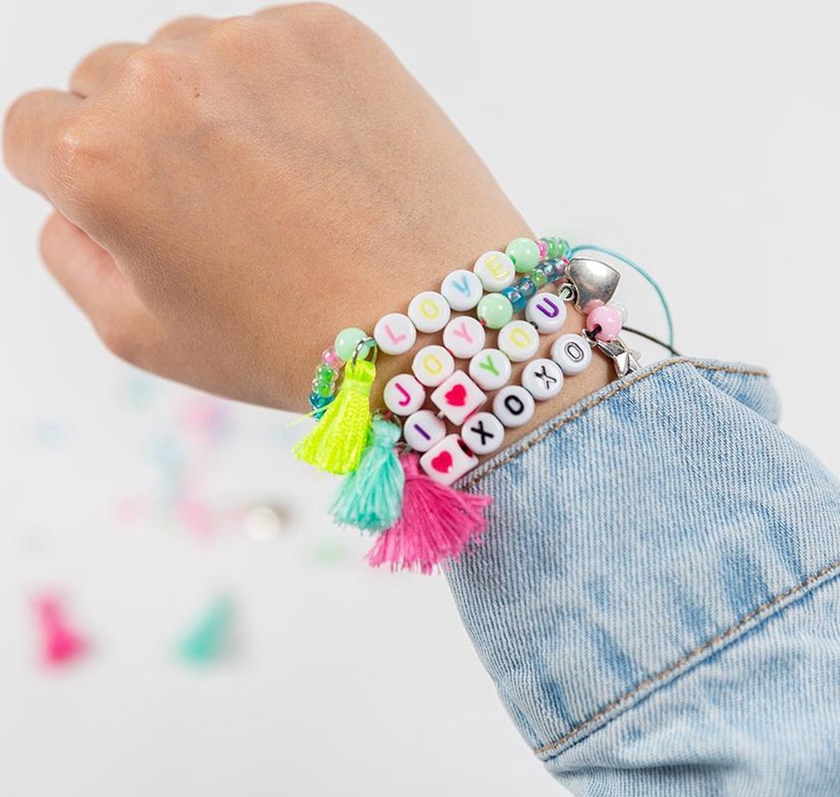 Totum 4 letter armbandjes maken - speelgoed meisjes vanaf 4 jaar - sieradenset knutselen - cadeau tip creatief vriendschaps armbandjes — afbeelding 4