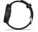 Zijprofiel van een zwart Garmin Forerunner 55 sporthorloge met zwarte band op een zwarte achtergrond.
