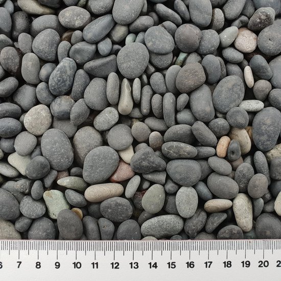 Gedetailleerde close-up van diverse grijze, bruine en groene kiezelstenen, met schaalverdeling.