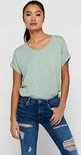 Lichtgroen dames T-shirt met korte omgeslagen mouwen en boothals, gedragen op een blauwe ripped jeans.