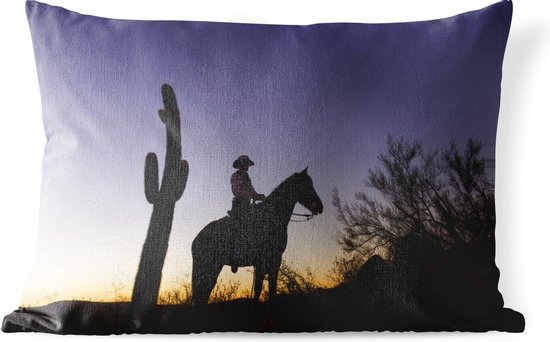 Buitenkussens - Tuin - Silhouet van een cowboy bij een cactus met zonsondergang - 50x30 cm Buitenkussens - Tuin - Silhouet van een cowboy bij een cactus met zonsondergang - 50x30 cm