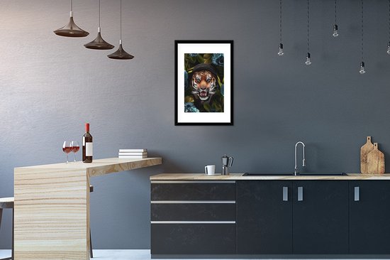 Tigre avec une capuche entre les fleurs 40x60 cm