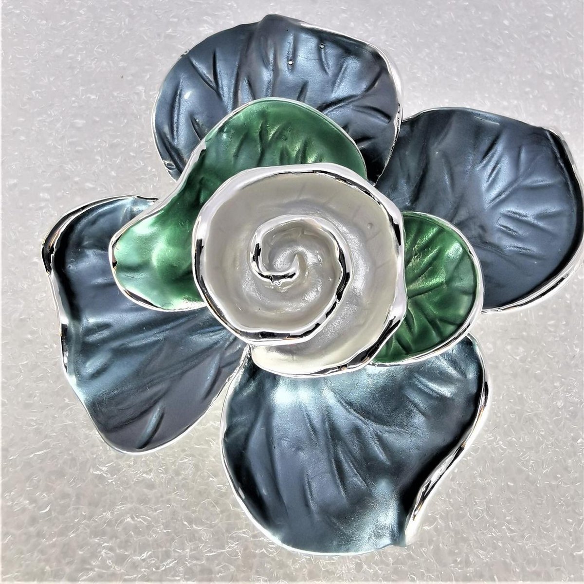 Hanger,R-Design 3D Roos met parelmoer bloem en blauwe buitenste bladeren met groene binne bladeren.