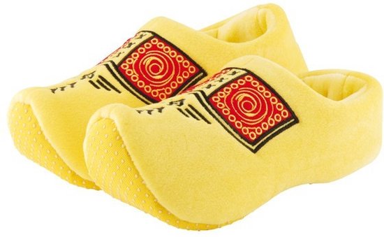 Gele klompsloffen met een rood-zwart decoratief patroon op de wreef en witte stippen aan de voorkant.
