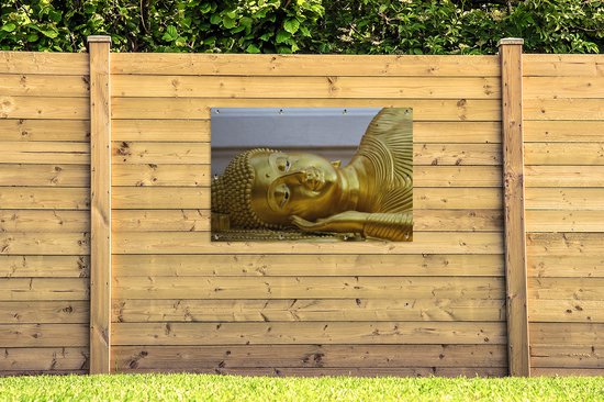 Tuinposter 120x80 cm - Tuindecoratie Liggende Boeddha van goud - Poster voor in de tuin - Buiten decoratie - Schutting tuinschilderij - Tuindoek muurdecoratie - Wanddecoratie balkondoek