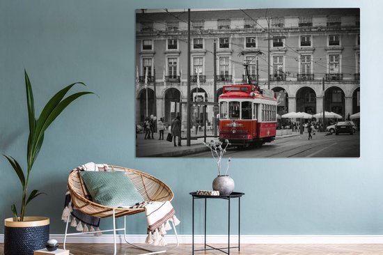 Canvas schilderij 150x100 cm - Wanddecoratie Zwart-wit foto met een rode tram - Muurdecoratie woonkamer - Slaapkamer decoratie - Kamer accessoires - Schilderijen