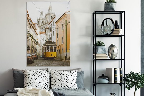Le célèbre tramway jaune traverse la toile de Lisbonne 80x120 cm - Tirage photo sur toile (Décoration murale salon / chambre)
