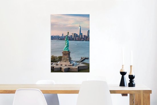 Canvas Schilderij Het Vrijheidsbeeld op de voorgrond en uitzicht op het World Trade Center en de skyline van New York - 60x90 cm - Wanddecoratie