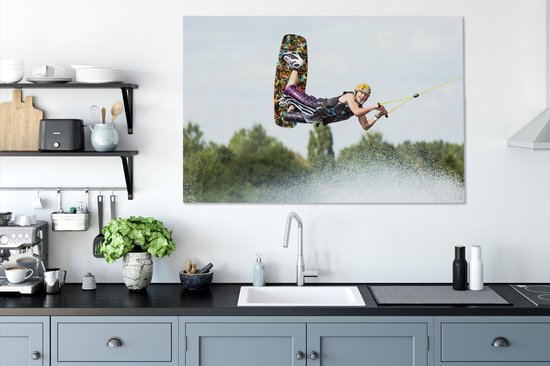 Une jeune femme wakeboarder survolant sa toile éclaboussée eigen 140x90 cm - Tirages photo sur toile Décoration murale salon / chambre)