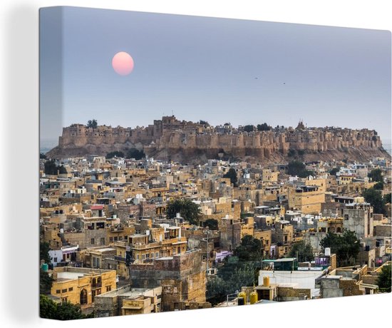 Canvas Schilderij Jaisalmer in de avond met maan die boven het fort zweeft in India - 120x80 cm - Wanddecoratie