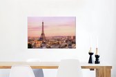 Canvas Schilderij Uitzicht over Parijs met de Eiffeltoren die erboven uit steekt - 90x60 cm - Wanddecoratie