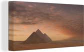 Canvas Schilderij Schemering bij het Piramidecomplex Giza in Egypte - 40x20 cm - Wanddecoratie