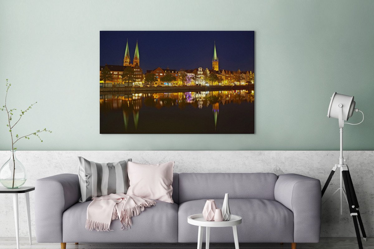 Canvas Schilderij Verlichting langs de oevers in Lübeck - 120x80 cm - Wanddecoratie