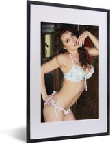 Fotolijst incl. Poster - Een vrouw met een gekleurde bikini - 40x60 cm - Posterlijst