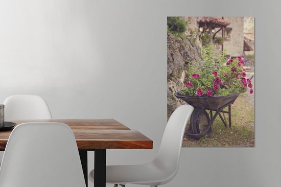 Coin charmant avec une brouette pleine de fleurs 60x90 cm - Tirage photo sur toile (Décoration murale salon / chambre) / Peintures Fleurs sur toile