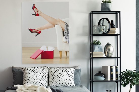 Canvas Schilderij Vrouw draagt rode schoenen met hoge hakken - 90x120 cm - Wanddecoratie